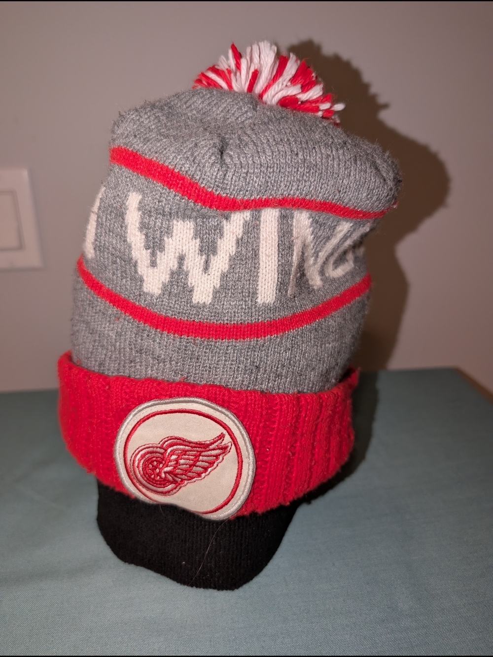Mitchell & Ness Detroit Red Wings NHL Hockey Retro Pom Beanie
